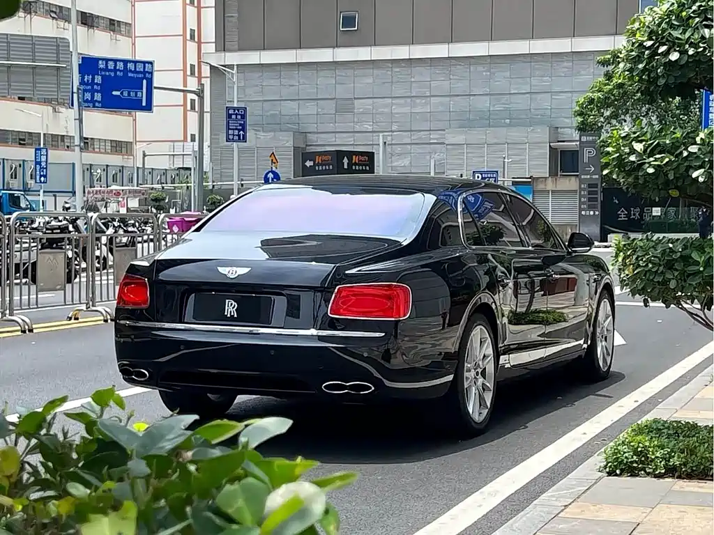 Bentley Flying Spur 2018 — фото 5