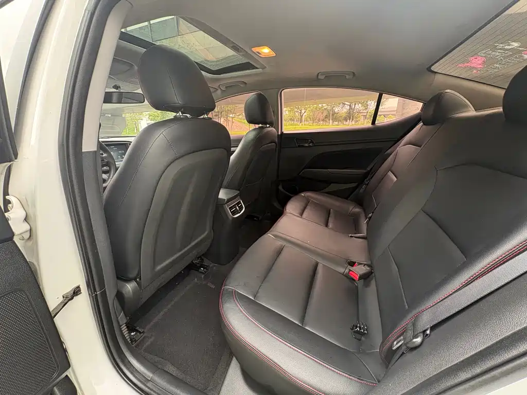 Hyundai Elantra 2018 — фото 14