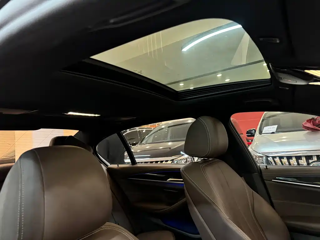 BMW 5 Series 2018 — фото 12