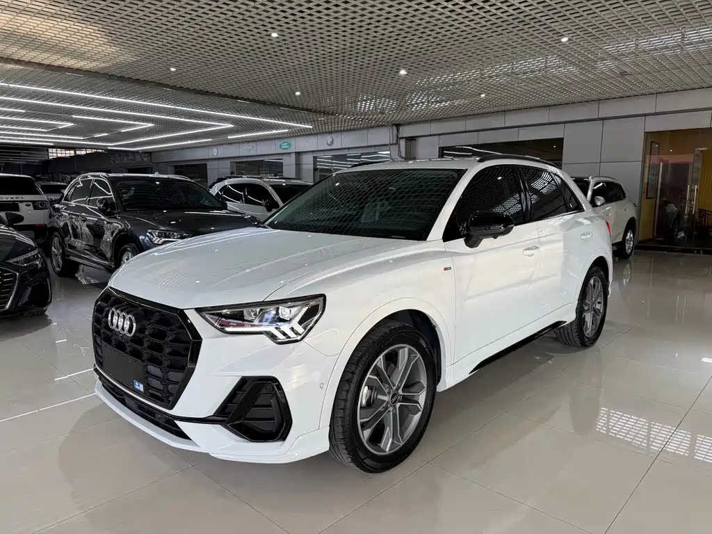 Audi Q3 2022 — фото 1