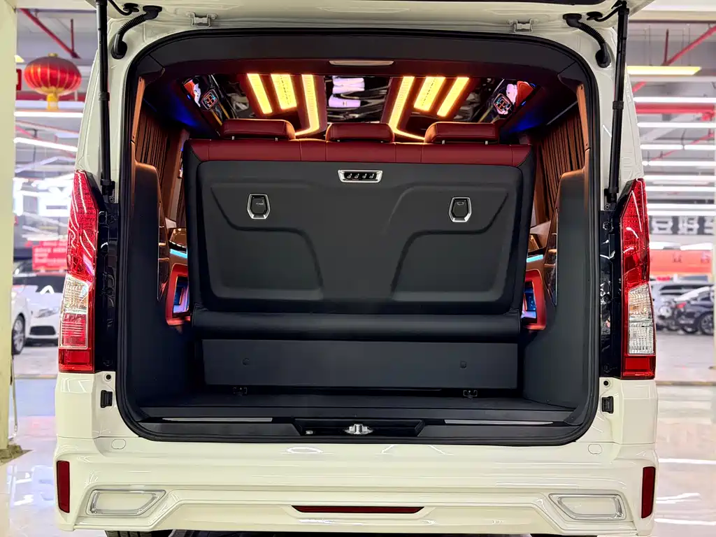 Toyota Hiace — фото 19