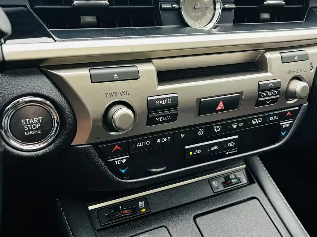 Lexus ES 2018 — фото 12
