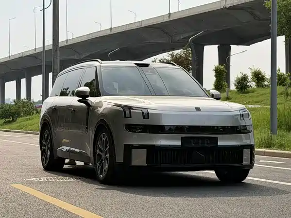 Lynk & Co 900 2025