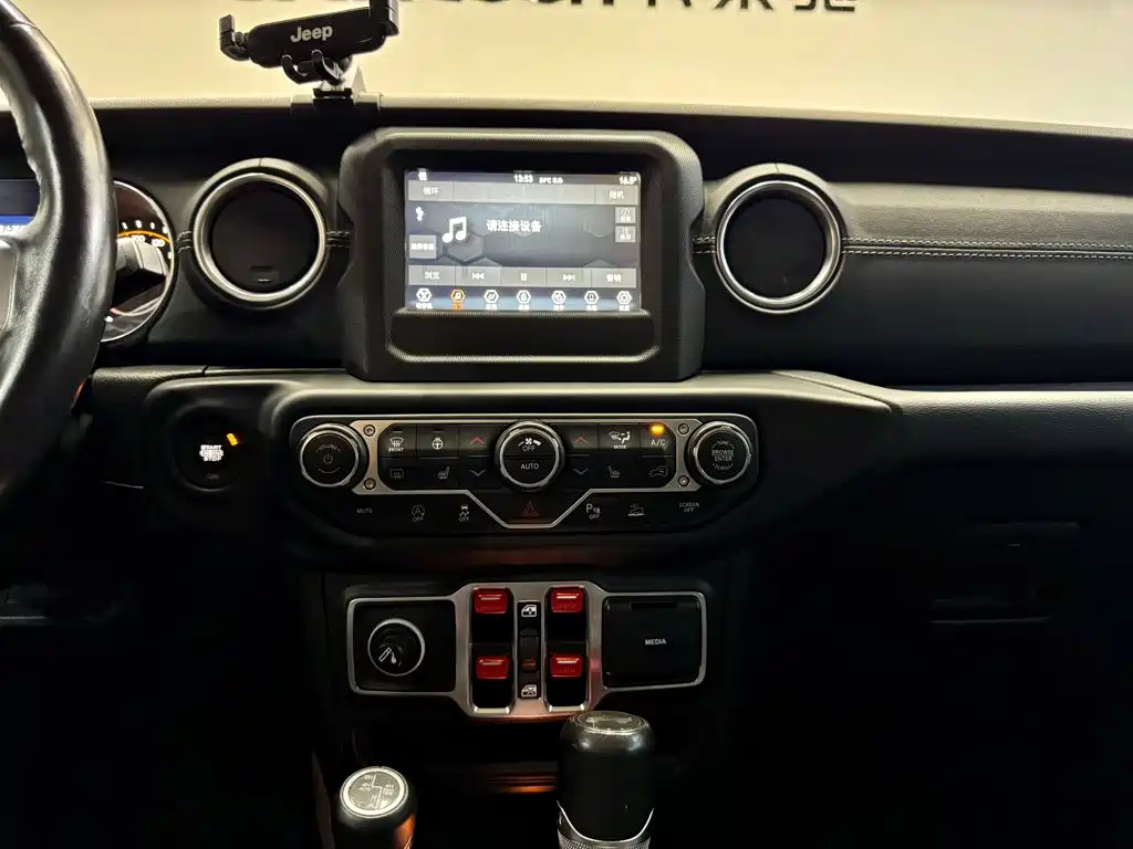 Jeep Wrangler 2021 — фото 27