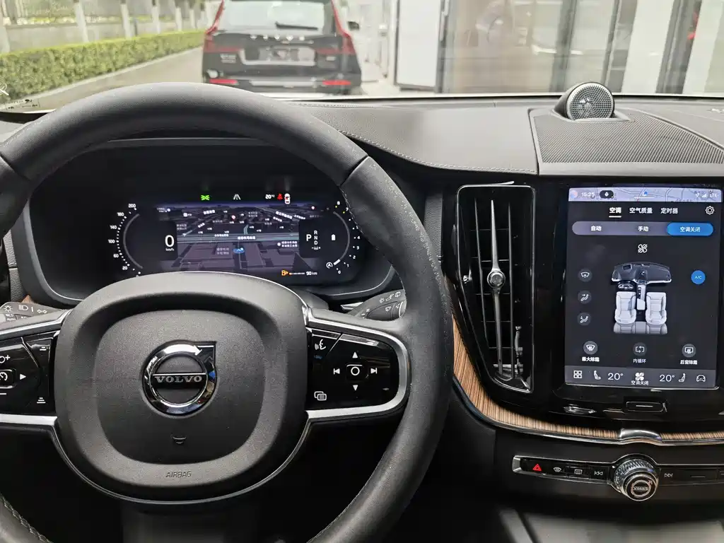 Volvo XC60 2025 — фото 13