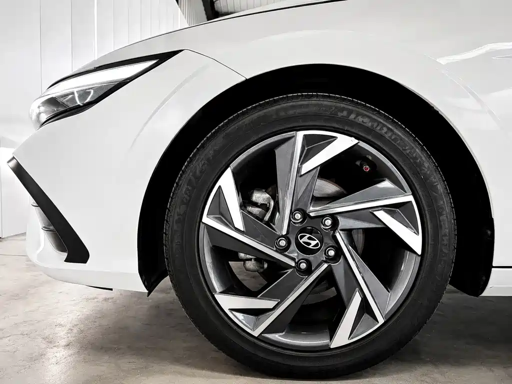 Hyundai Elantra 2023 — фото 21
