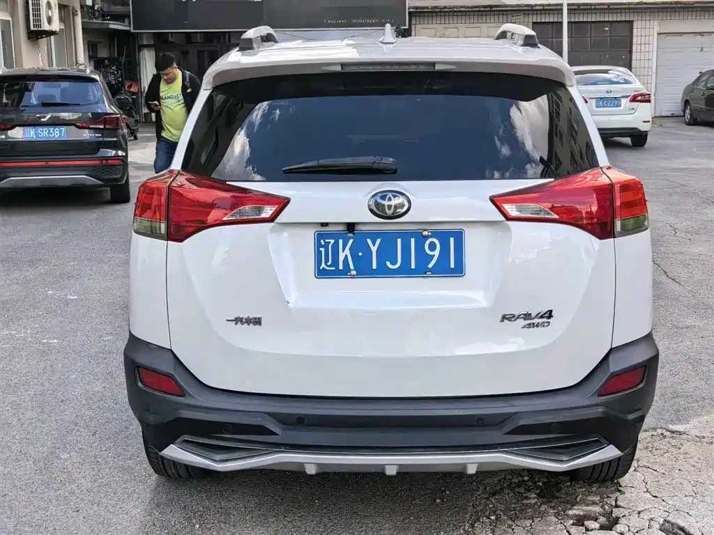 Toyota RAV4 2015 — фото 4