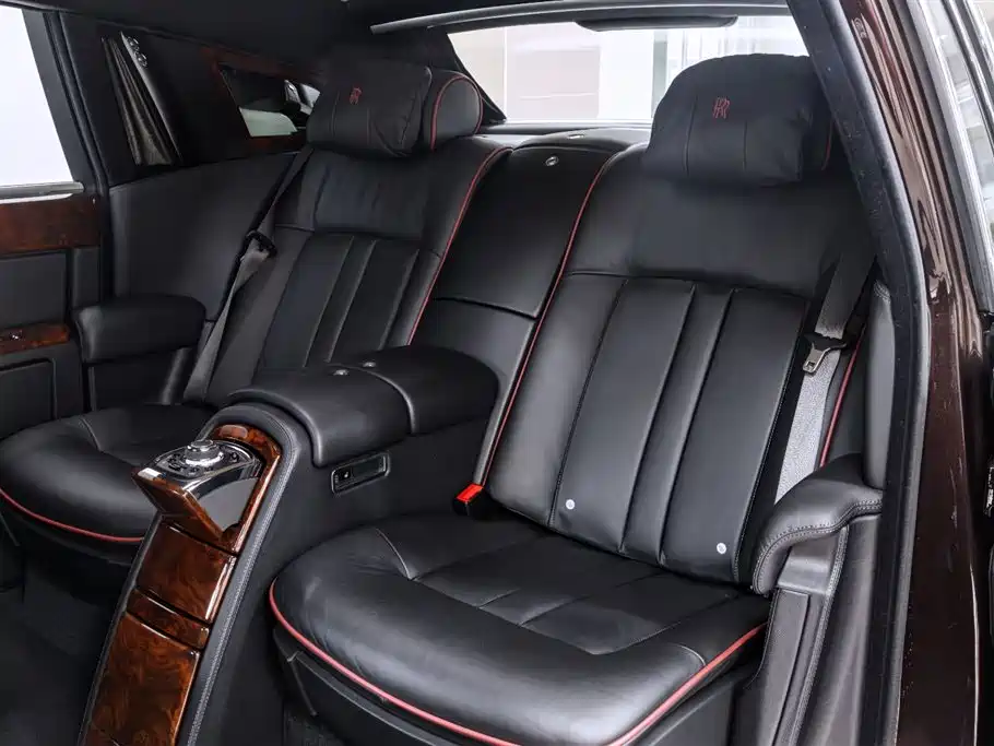 Rolls-Royce Phantom 2018 — фото 12