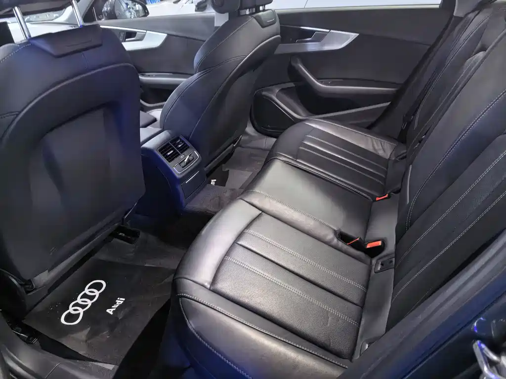 Audi A4L 2022 — фото 11