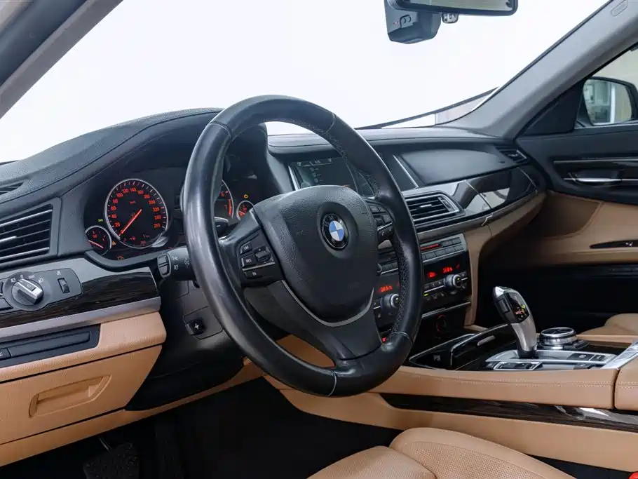 BMW 7 Series 2013 — фото 9