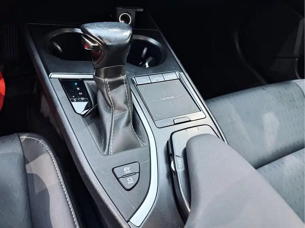 Lexus UX 2021 — фото 15