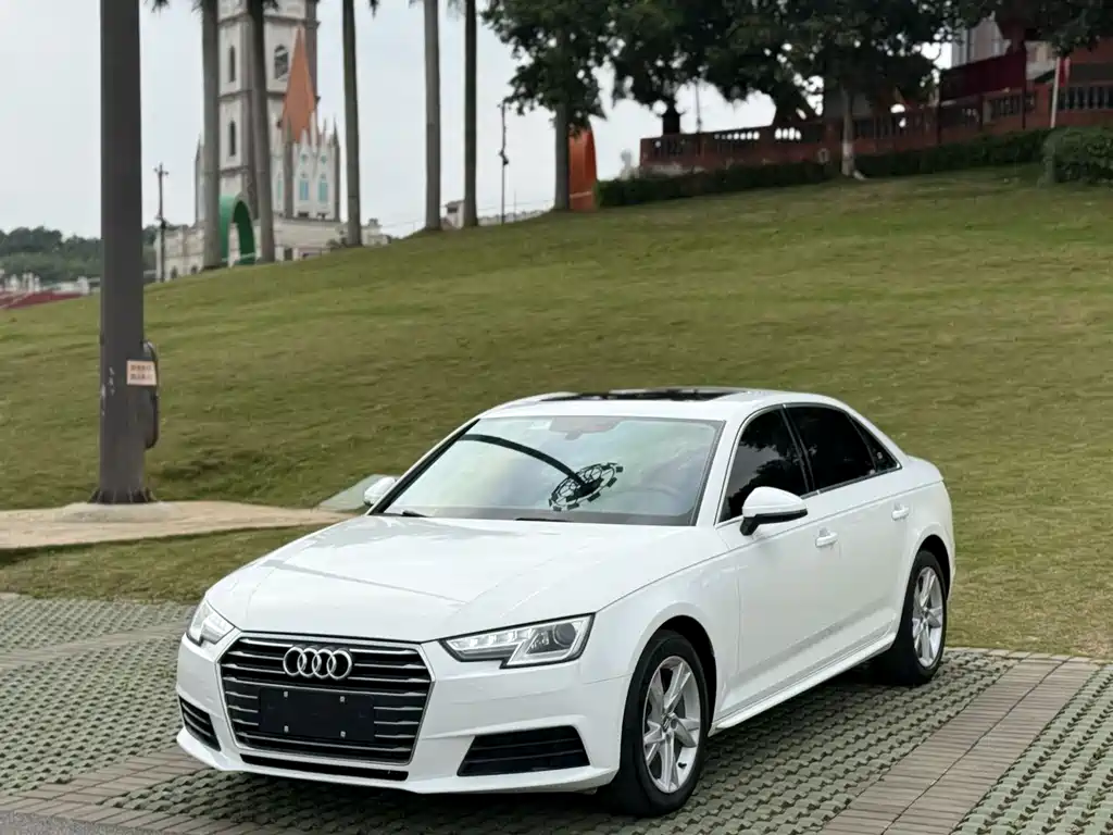 Audi A4L 2017 — фото 1