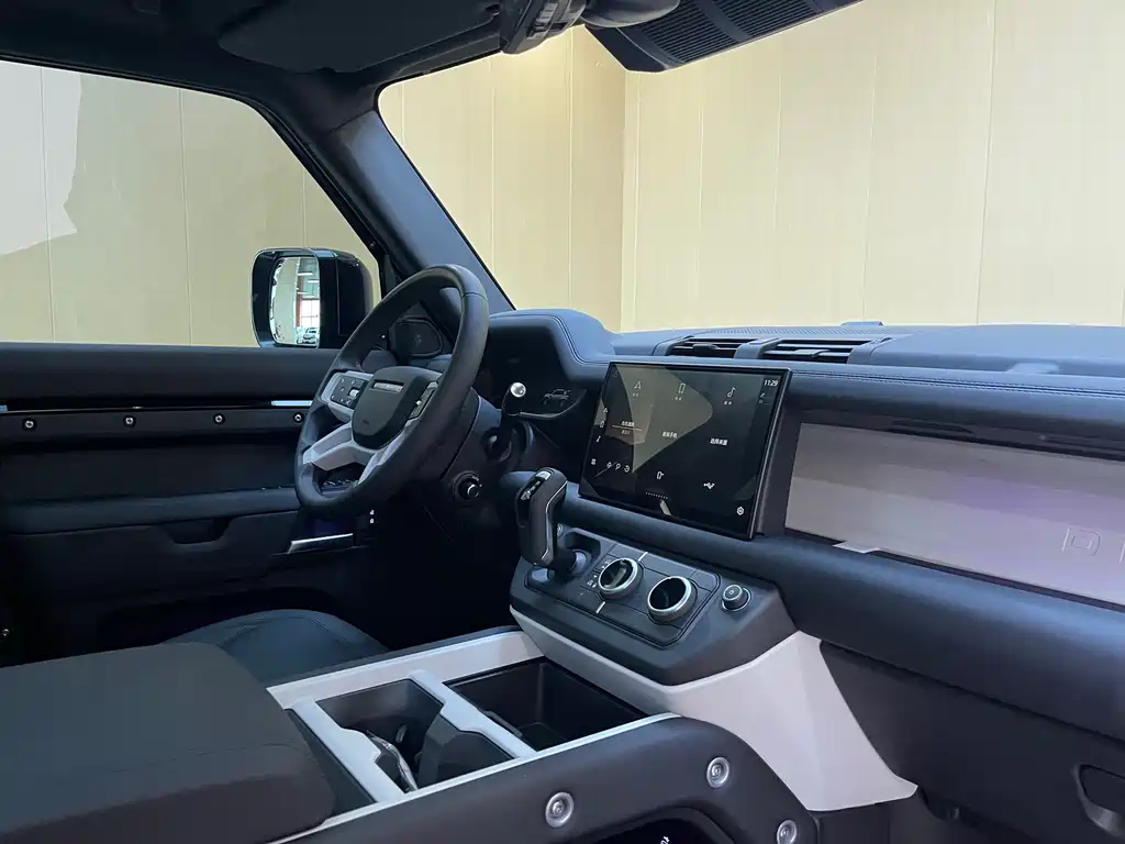 Land Rover Defender 2025 — фото 12