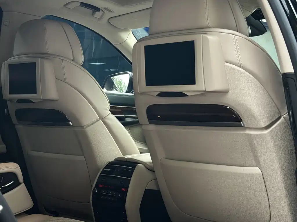 BMW 7 Series 2011 — фото 10