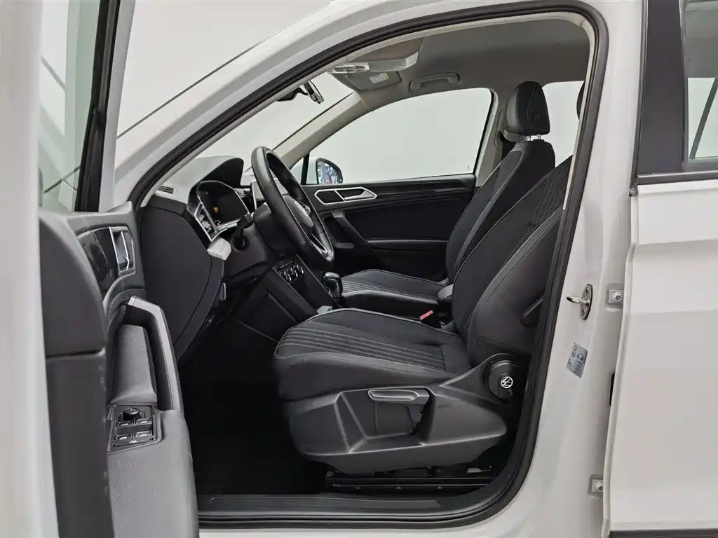 Volkswagen Tiguan L 2023 — фото 10