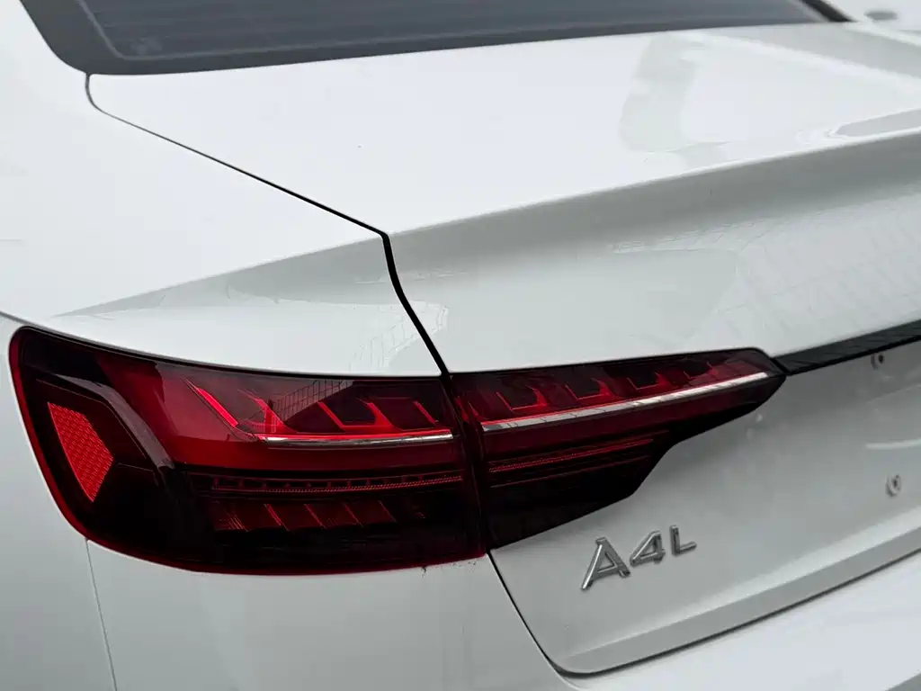 Audi A4L 2023 — фото 13