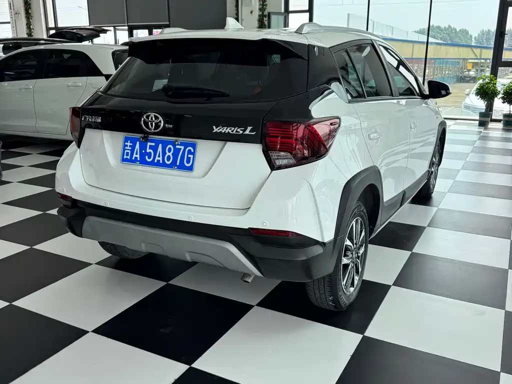 Toyota Yaris L 2022 — фото 20