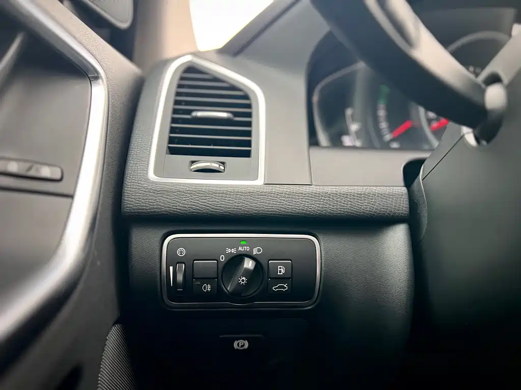 Volvo XC60 2017 — фото 20