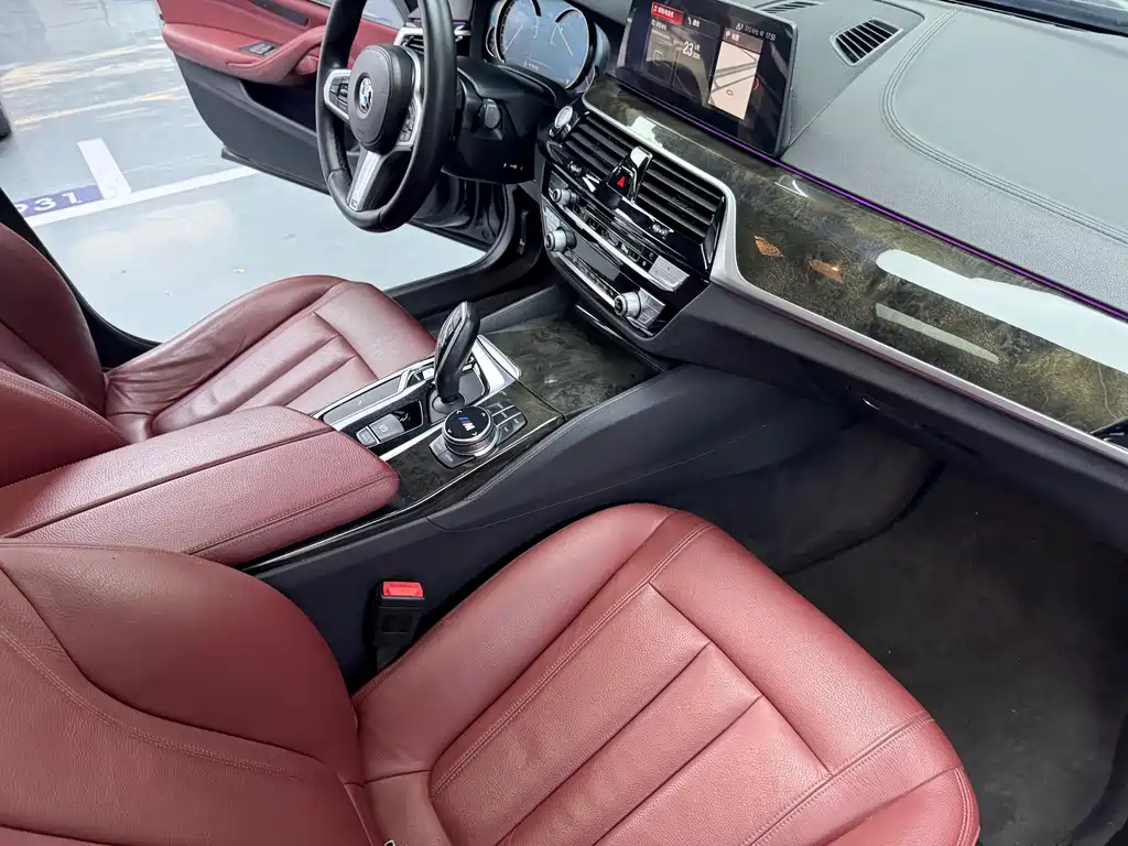 BMW 5 Series 2018 — фото 13