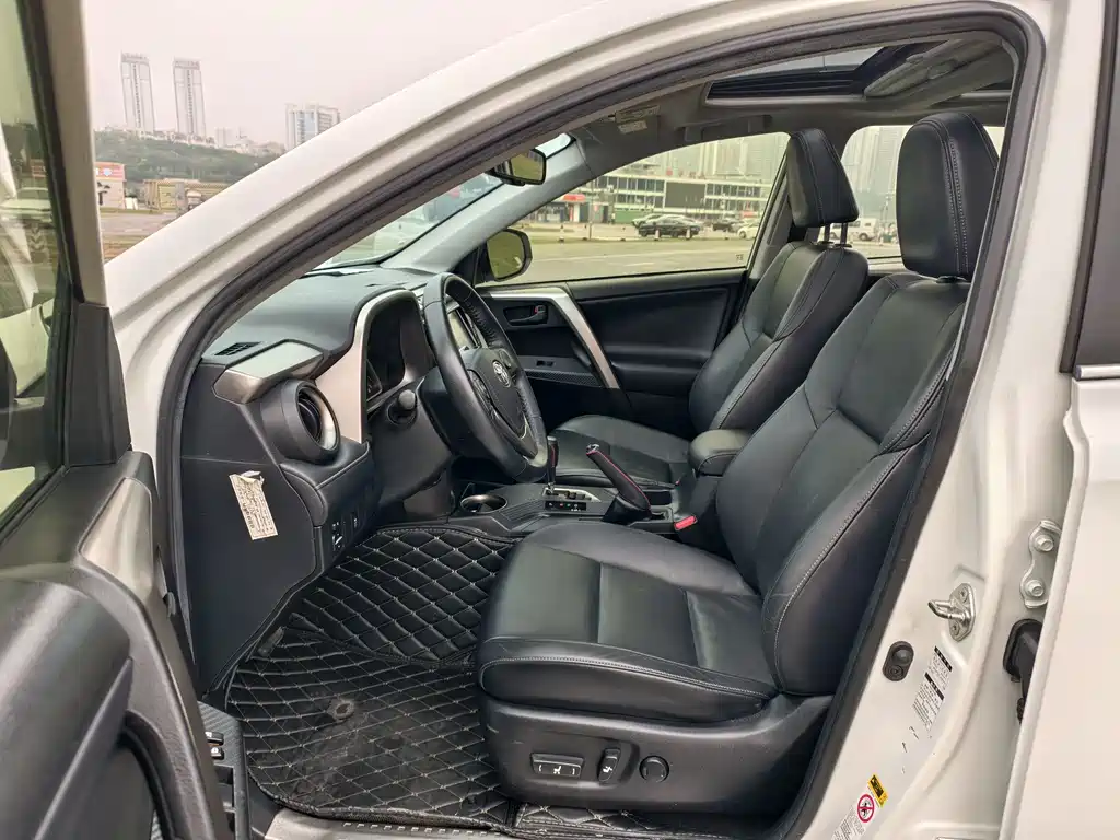 Toyota RAV4 2015 — фото 12