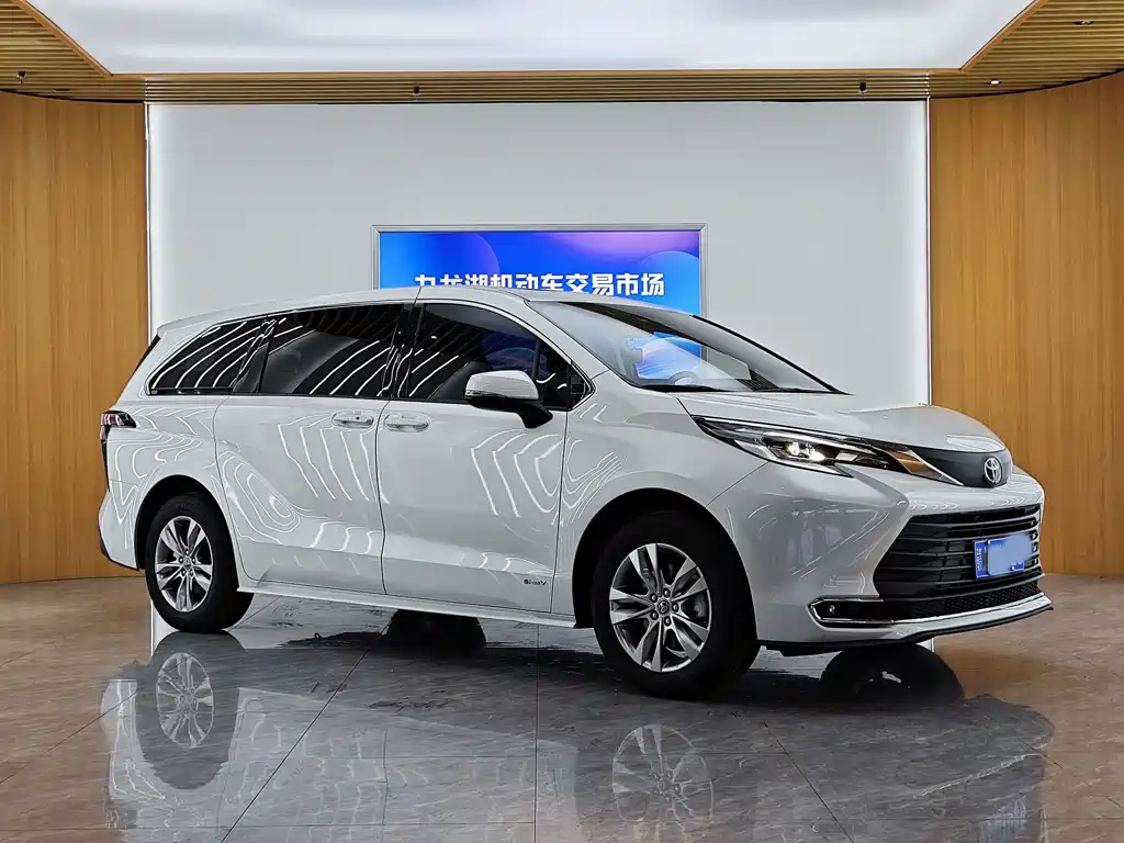 Toyota Sienna 2024 — фото 3