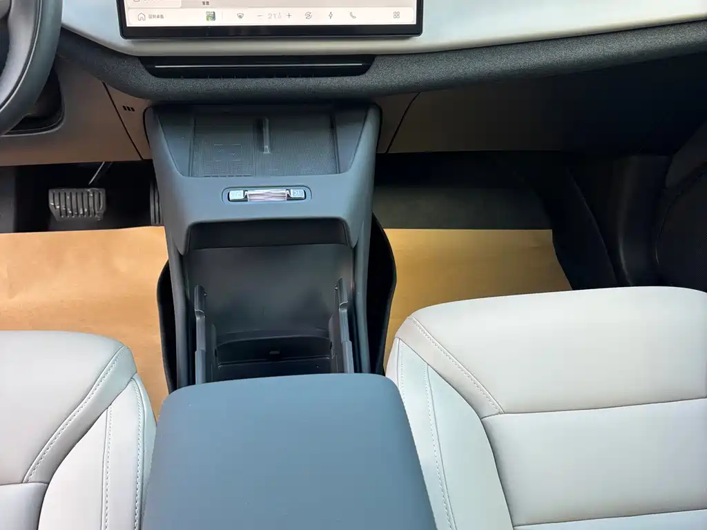 Volvo XC70 Plug-In Hybrid 2025 — фото 12