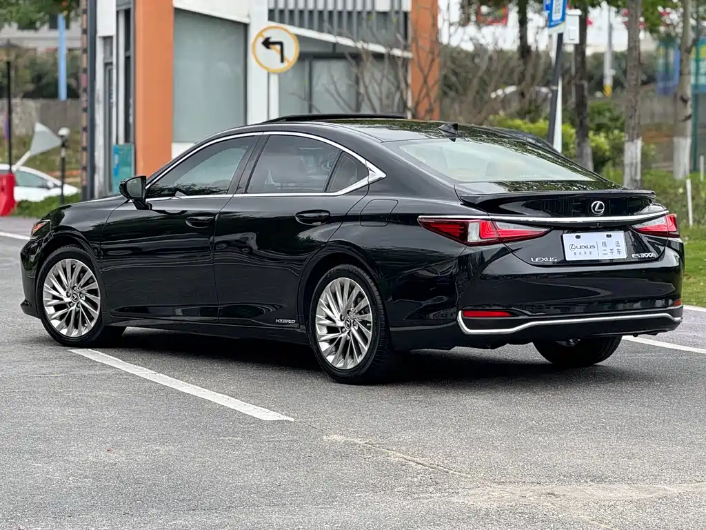 Lexus ES 2020 — фото 4