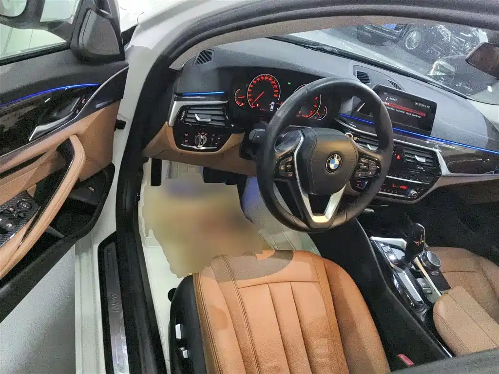 BMW 5 Series 2018 — фото 16