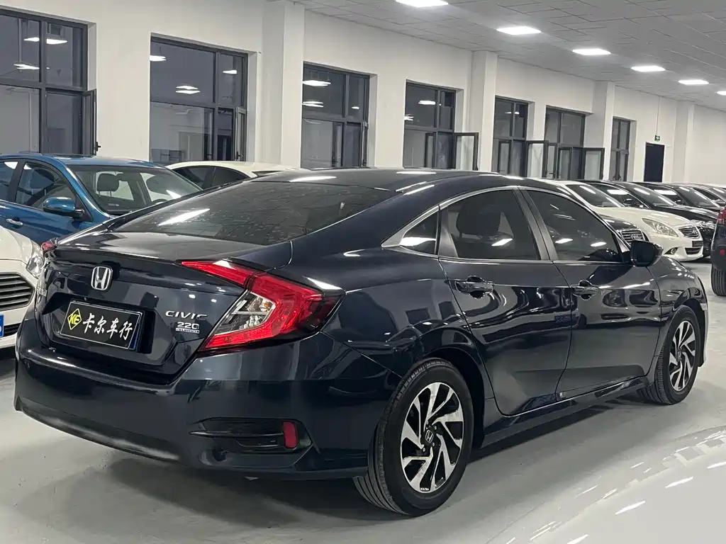Honda Civic 2018 — фото 9
