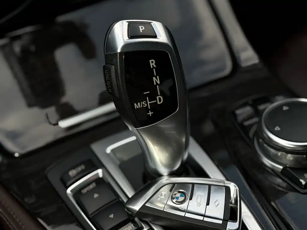 BMW 5 Series 2016 — фото 13