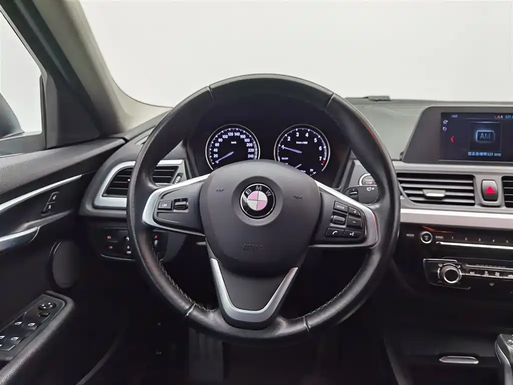 BMW 1 Series 2019 — фото 11
