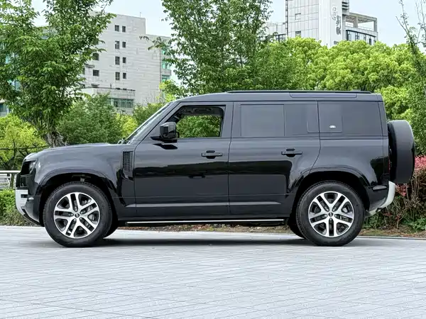 Land Rover Defender 2024