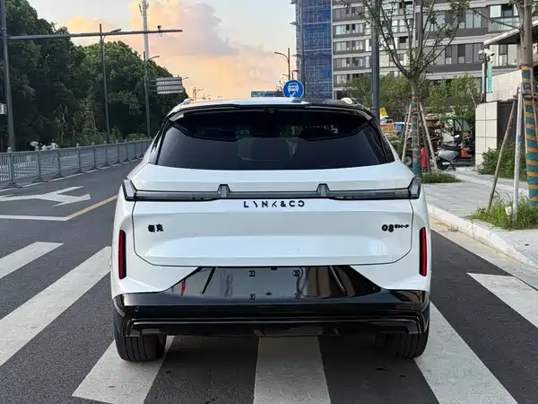 Lynk & Co 08 EM-P 2025