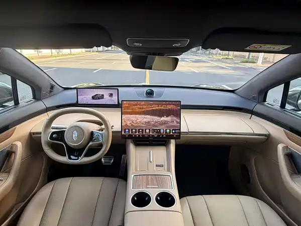 Luxeed R7 2025