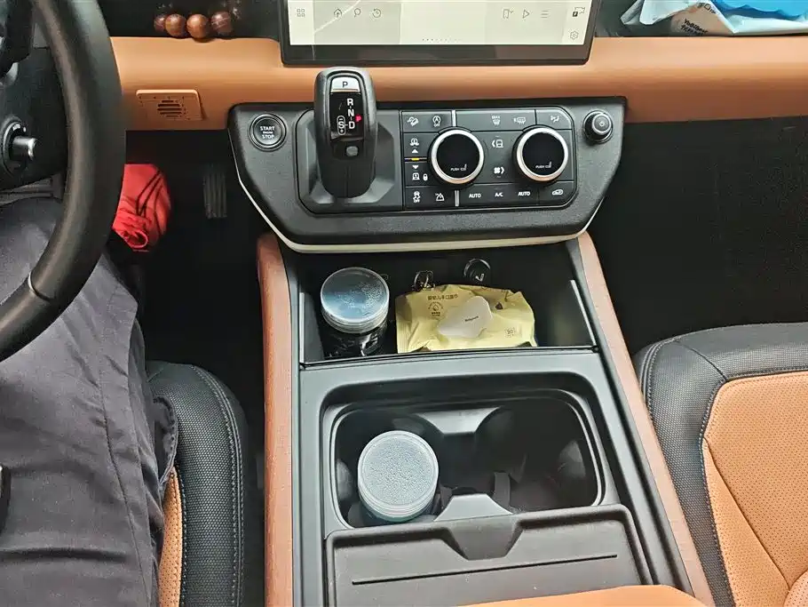 Land Rover Defender 2024 — фото 16