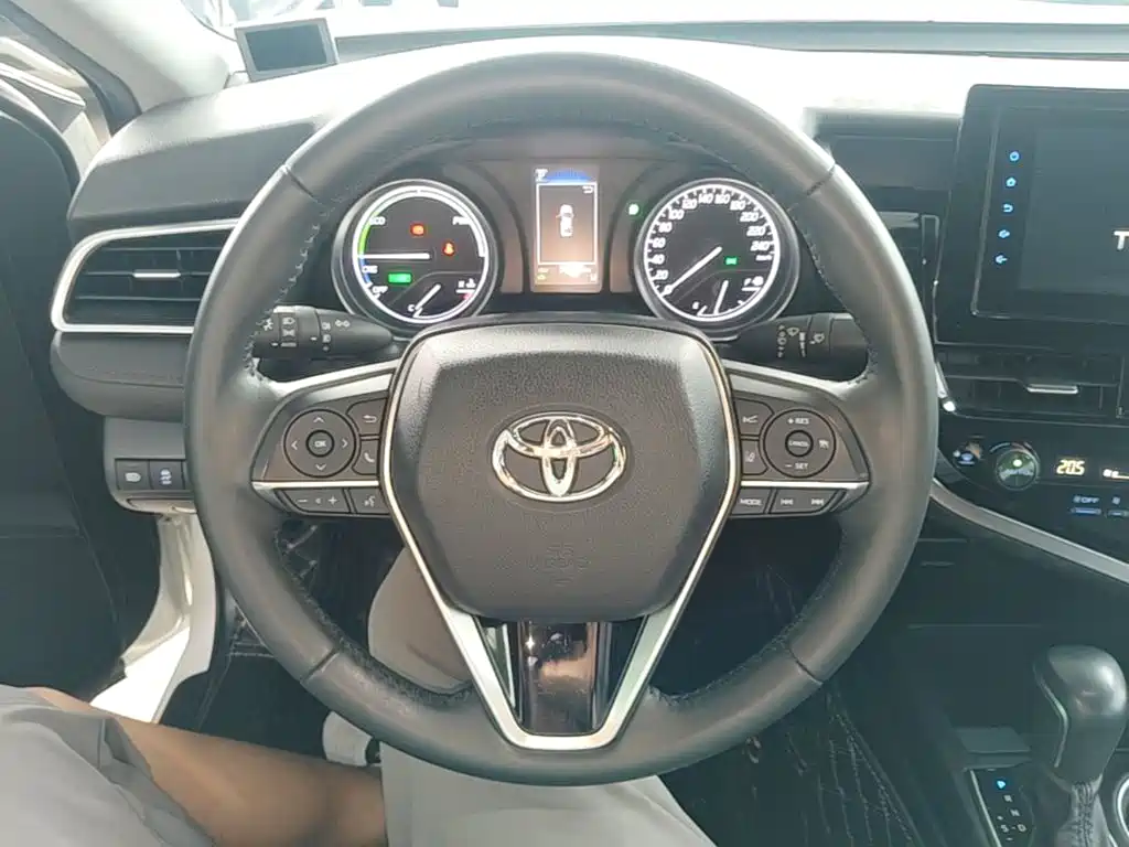 Toyota Camry 2023 — фото 11