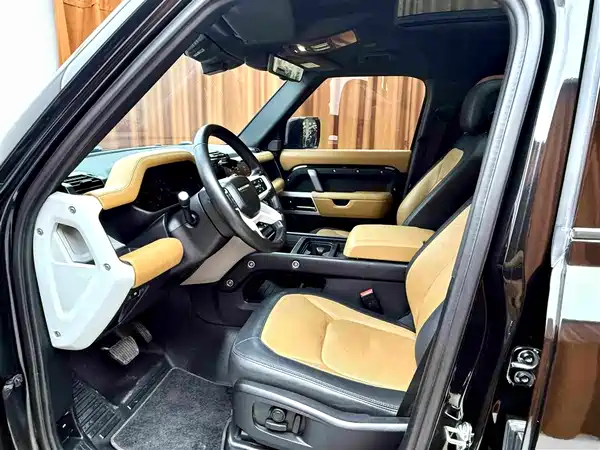Land Rover Defender 2024