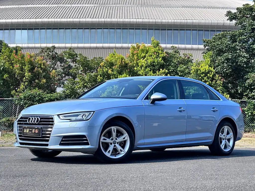 Audi A4L 2018 — фото 1