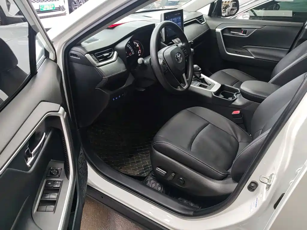 Toyota RAV4 2021 — фото 16