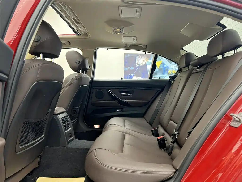 BMW 3 Series 2018 — фото 20