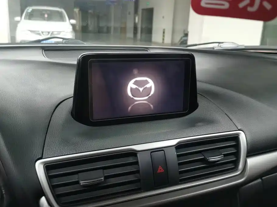 Mazda 3 Axela 2017 — фото 13