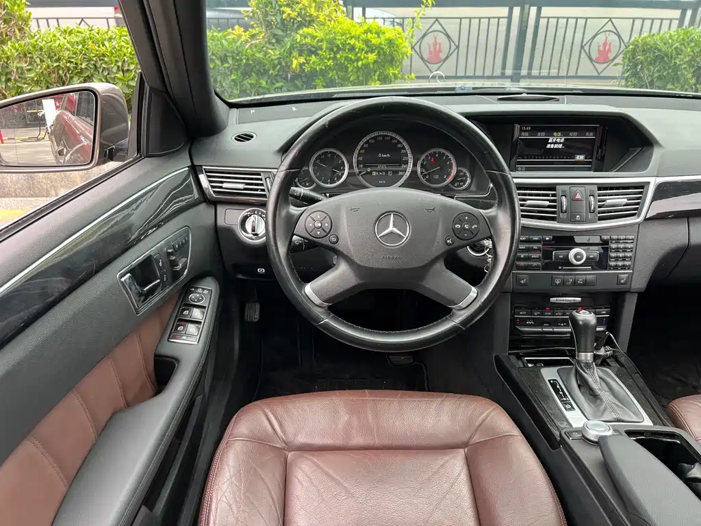 Mercedes-Benz E-Class 2010 — фото 10
