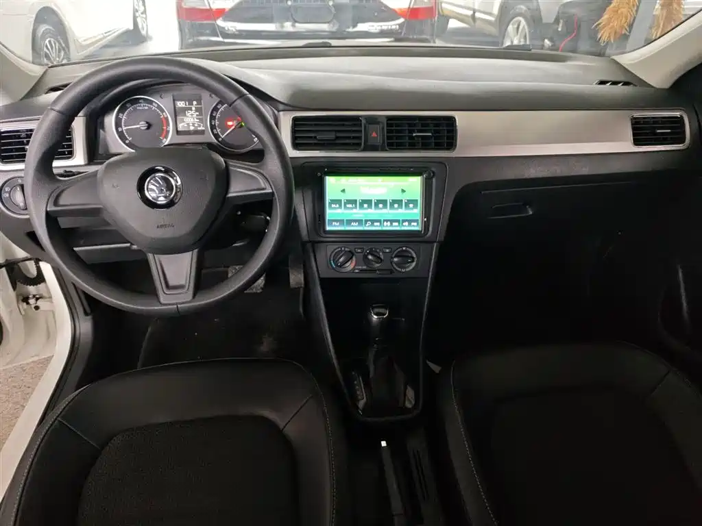 Skoda Rapid Spaceback 2017 — фото 10