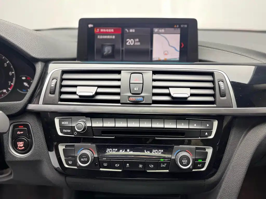 BMW 3 Series 2018 — фото 23