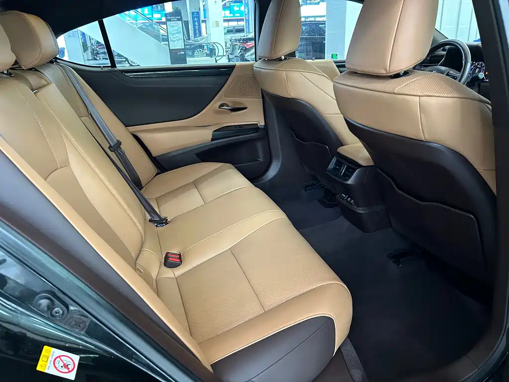 Lexus ES 2018 — фото 9