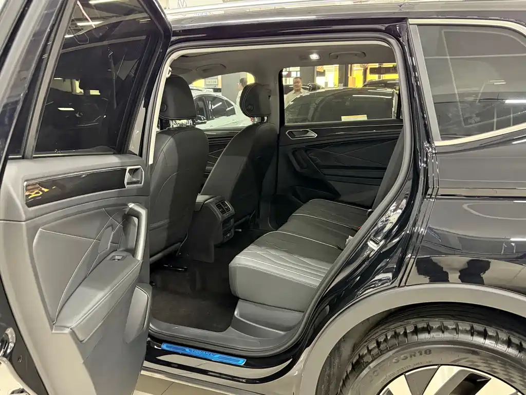 Volkswagen Tiguan L 2023 — фото 9