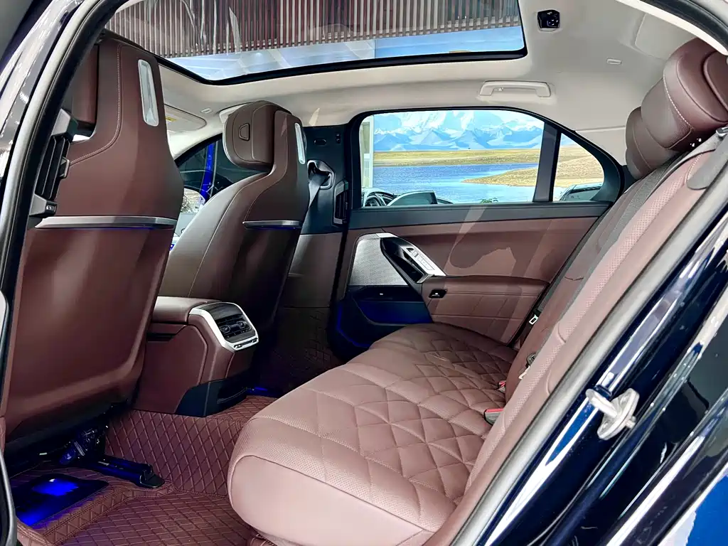 BMW 7 Series 2024 — фото 10