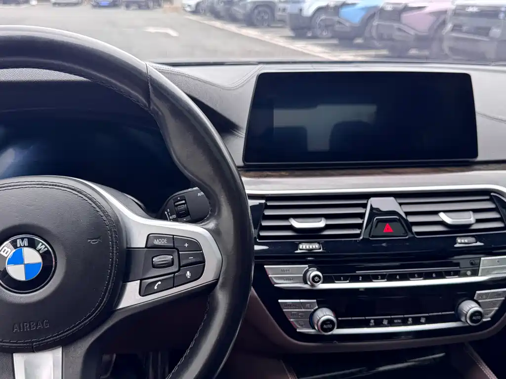 BMW 5 Series 2018 — фото 10