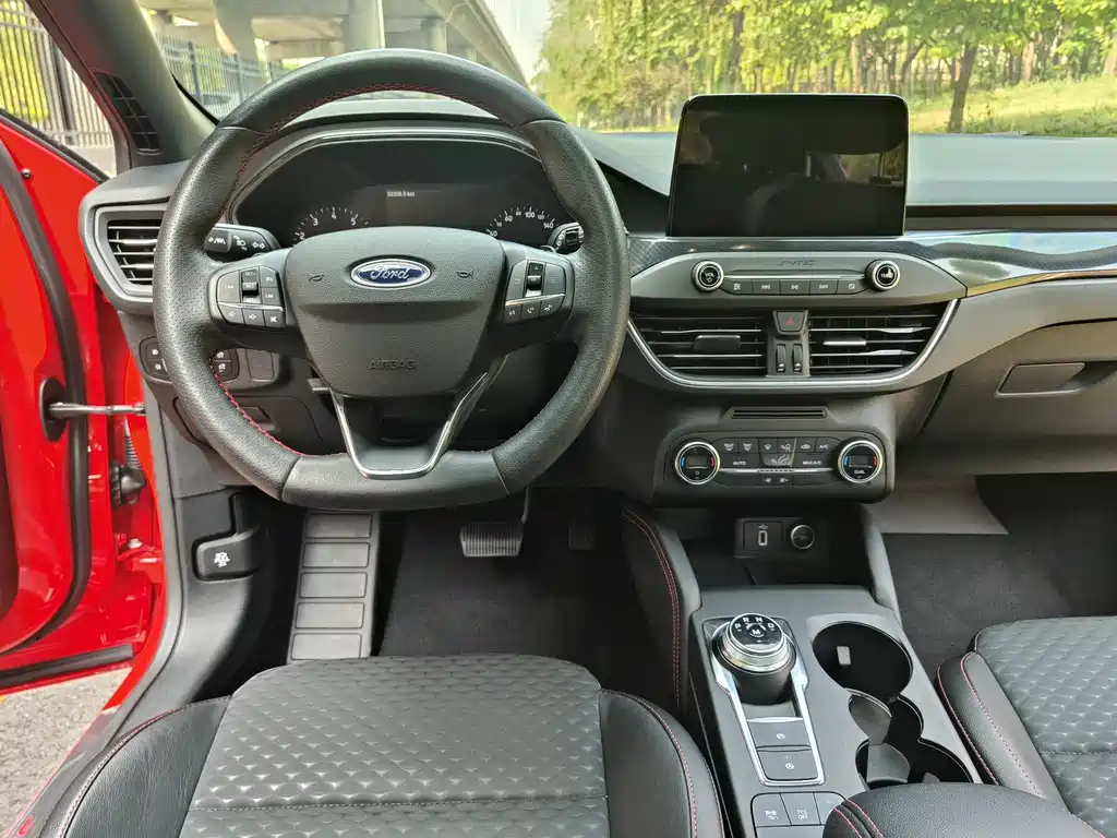 Ford Focus 2020 — фото 16
