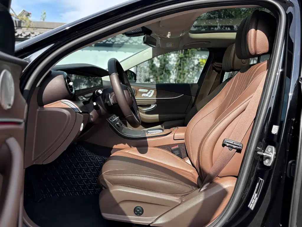 Mercedes-Benz E-Class 2023 — фото 11